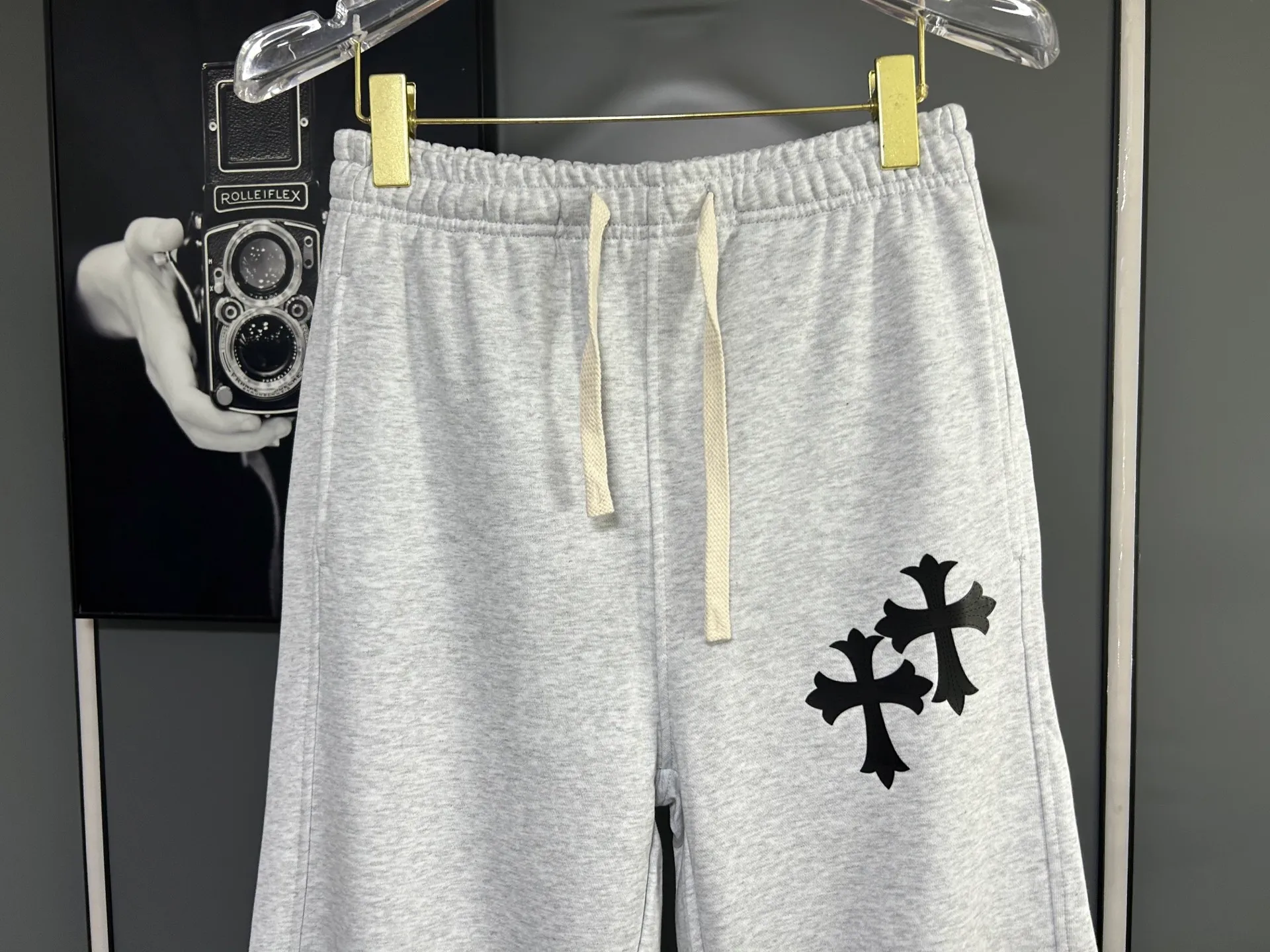 P220 Chrome Hearts 25 new colorful cross-mark loose straight trousers 2025 autumn and winter new embroidered elastic band casual trousers, customized fabrics at the counter. Made of 400g high-version terry fabric, with high breathability and comfort, impeccable details, no pilling and no deformation, brand element design concept, reflecting high quality. It feels delicate and soft! It presents casual tailoring, the same style for men and women, and the upper body shape is awesome! Size: S M L XL Color: Gray